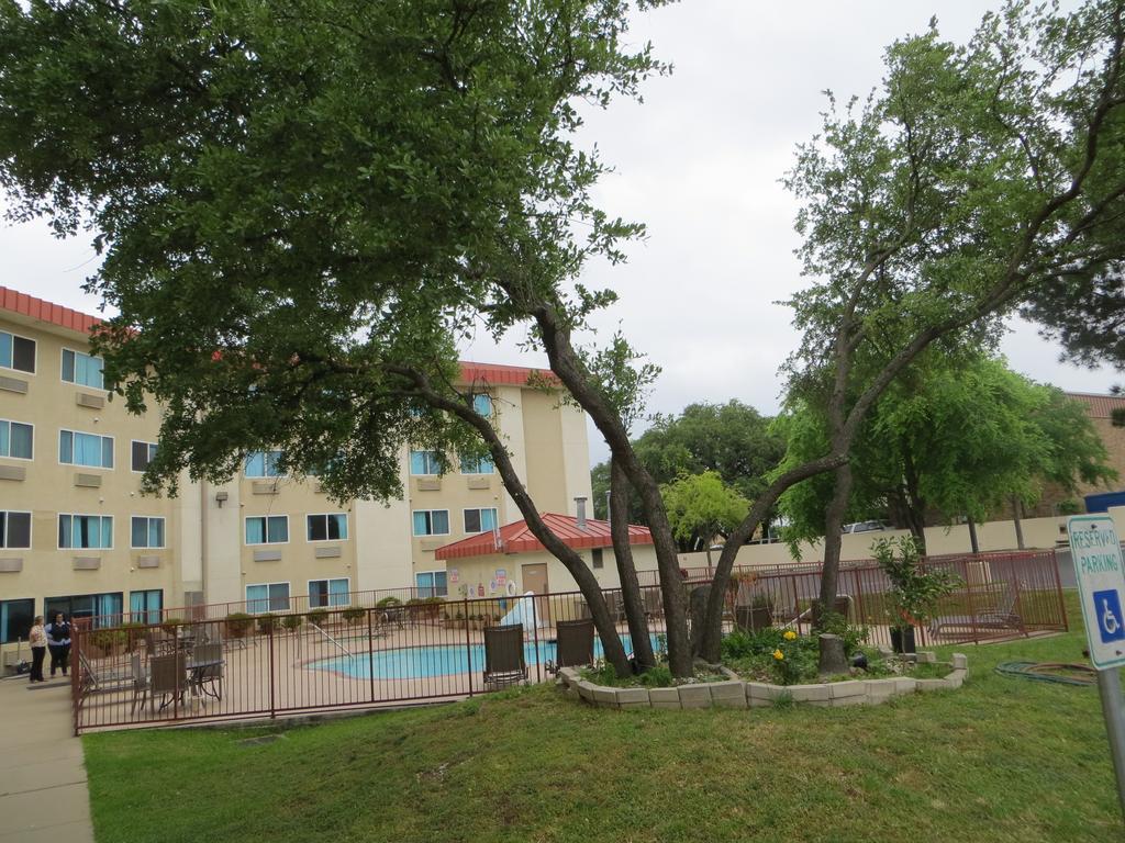 Super 8 By Wyndham Austin North/University Area Esterno foto