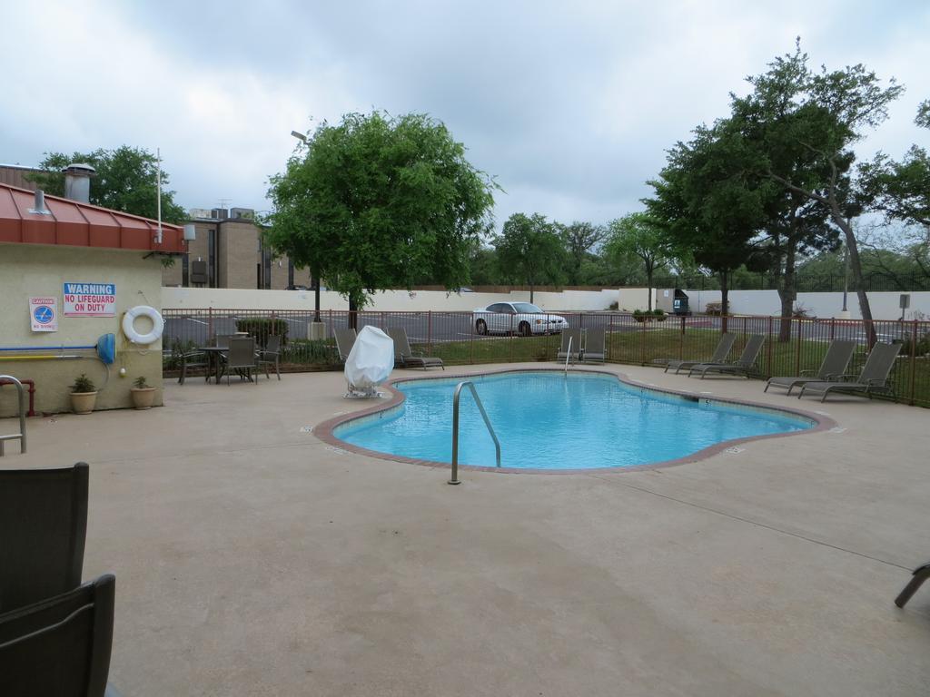 Super 8 By Wyndham Austin North/University Area Esterno foto